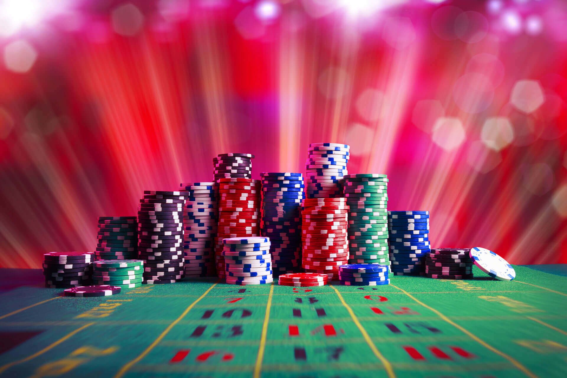 värikkäistä pelimerkkejä pokeripöydän päässä